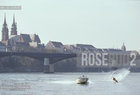 ( SVIZZERA CONFEDERAZIONE ELVETICA  ) BASILEA : SCI DACQUA SUL FIUME RENO    © 1995 Graziano Arici/Rosebud2 / GEO MOTOSCAFO