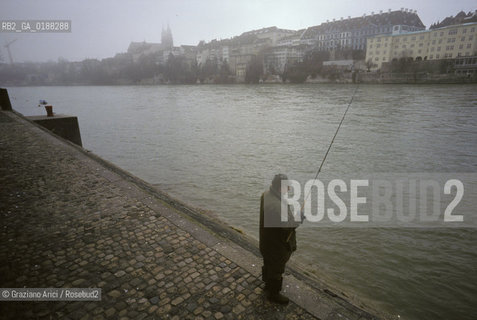 ( SVIZZERA CONFEDERAZIONE ELVETICA  ) BASILEA : IL FIUME RENO    © 1995 Graziano Arici/Rosebud2 / GEO