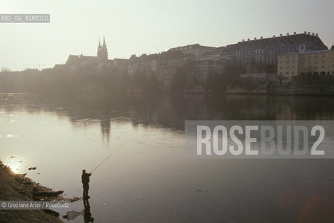 ( SVIZZERA CONFEDERAZIONE ELVETICA  ) BASILEA : IL FIUME RENO    © 1995 Graziano Arici/Rosebud2 / GEO PESCA