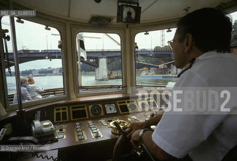 ( SVIZZERA CONFEDERAZIONE ELVETICA  ) BASILEA : BATTELLO SUL FIUME RENO    © 1995 Graziano Arici/Rosebud2 / GEO