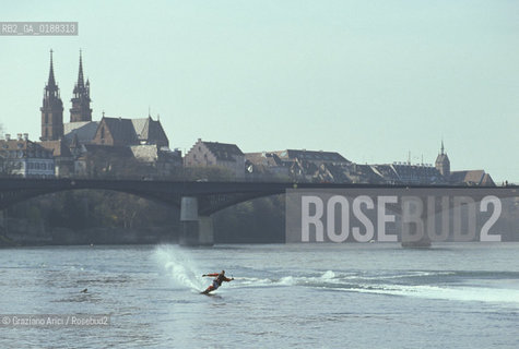 ( SVIZZERA CONFEDERAZIONE ELVETICA  ) BASILEA : SCI DACQUA SUL FIUME RENO    © 1995 Graziano Arici/Rosebud2 / GEO