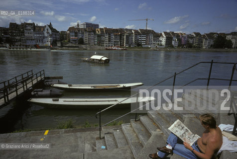 ( SVIZZERA CONFEDERAZIONE ELVETICA  ) BASILEA :  KLEINE BASEL E IL LUNGORENO   © 1995 Graziano Arici/Rosebud2 / GEO /  FIUME RENO TRAGHETTO