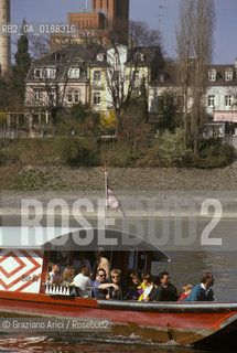 ( SVIZZERA CONFEDERAZIONE ELVETICA  ) BASILEA : IL TRAGHETTO SUL FIUME RENO    © 1995 Graziano Arici/Rosebud2 / GEO