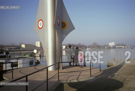 ( SVIZZERA CONFEDERAZIONE ELVETICA  ) BASILEA : PORTO FLUVIALE IL DREILANDERECKE IL  PUNTO DI FRONTIERA DOVE SI INCONTRANO TRE STATI    © 1995 Graziano Arici/Rosebud2 / GEO CONFINE FIUME RENO