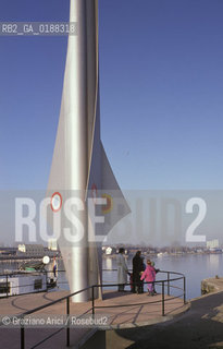 ( SVIZZERA CONFEDERAZIONE ELVETICA  ) BASILEA : PORTO FLUVIALE IL DREILANDERECKE IL  PUNTO DI FRONTIERA DOVE SI INCONTRANO TRE STATI    © 1995 Graziano Arici/Rosebud2 / GEO CONFINE FIUME RENO