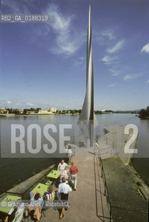 ( SVIZZERA CONFEDERAZIONE ELVETICA  ) BASILEA : PORTO FLUVIALE IL DREILANDERECKE IL  PUNTO DI FRONTIERA DOVE SI INCONTRANO TRE STATI    © 1995 Graziano Arici/Rosebud2 / GEO CONFINE FIUME RENO