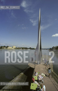 ( SVIZZERA CONFEDERAZIONE ELVETICA  ) BASILEA : PORTO FLUVIALE IL DREILANDERECKE IL  PUNTO DI FRONTIERA DOVE SI INCONTRANO TRE STATI    © 1995 Graziano Arici/Rosebud2 / GEO CONFINE FIUME RENO