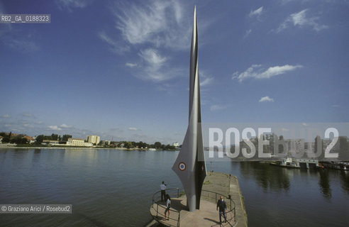 ( SVIZZERA CONFEDERAZIONE ELVETICA  ) BASILEA : PORTO FLUVIALE IL DREILANDERECKE IL  PUNTO DI FRONTIERA DOVE SI INCONTRANO TRE STATI    © 1995 Graziano Arici/Rosebud2 / GEO CONFINE FIUME RENO