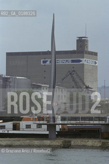 ( SVIZZERA CONFEDERAZIONE ELVETICA  ) BASILEA : PORTO FLUVIALE IL DREILANDERECKE IL  PUNTO DI FRONTIERA DOVE SI INCONTRANO TRE STATI    © 1995 Graziano Arici/Rosebud2 / GEO CONFINE FIUME RENO