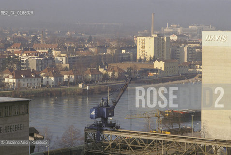 ( SVIZZERA CONFEDERAZIONE ELVETICA  ) BASILEA : INDUSTRIE CHIMICHE SUL FIUME RENO    © 1995 Graziano Arici/Rosebud2 / GEO