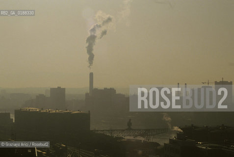 ( SVIZZERA CONFEDERAZIONE ELVETICA  ) BASILEA : INDUSTRIE CHIMICHE SUL FIUME RENO    © 1995 Graziano Arici/Rosebud2 / GEO