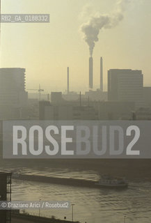 ( SVIZZERA CONFEDERAZIONE ELVETICA  ) BASILEA : INDUSTRIE CHIMICHE SUL FIUME RENO    © 1995 Graziano Arici/Rosebud2 / GEO