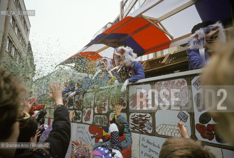 ( SVIZZERA CONFEDERAZIONE ELVETICA  ) BASILEA :  IL CARNEVALE    © 1995 Graziano Arici/Rosebud2 / GEO / MASCHERA CORIANDOLI