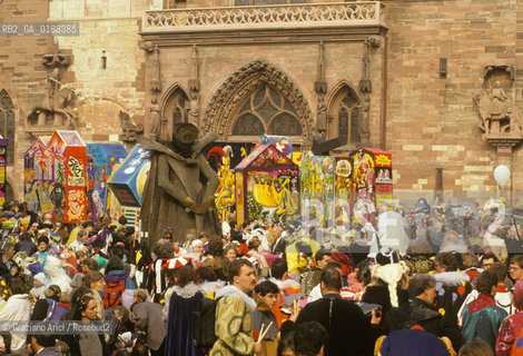 ( SVIZZERA CONFEDERAZIONE ELVETICA  ) BASILEA :  IL CARNEVALE    © 1995 Graziano Arici/Rosebud2 / GEO / MASCHERA CATTEDRALE MUNSTER