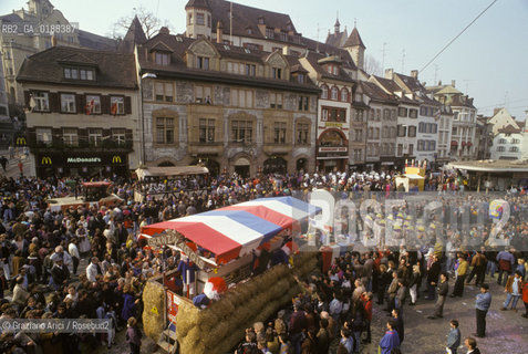 ( SVIZZERA CONFEDERAZIONE ELVETICA  ) BASILEA :  IL CARNEVALE  IN BARFUSSENPLATZ  © 1995 Graziano Arici/Rosebud2 / GEO / MASCHERA
