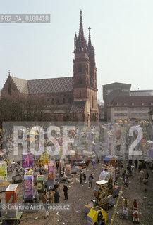 ( SVIZZERA CONFEDERAZIONE ELVETICA  ) BASILEA :  IL CARNEVALE    © 1995 Graziano Arici/Rosebud2 / GEO / MASCHERA CATTEDRALE MUNSTER