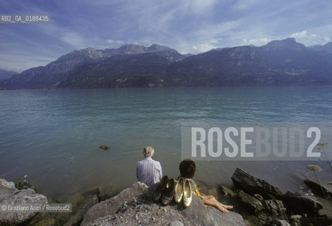 ( SVIZZERA CONFEDERAZIONE ELVETICA  ) CANTONE DI BERNA LAGO DI BRIENZ :     © 1995 Graziano Arici/Rosebud2 / GEO  SCARPE