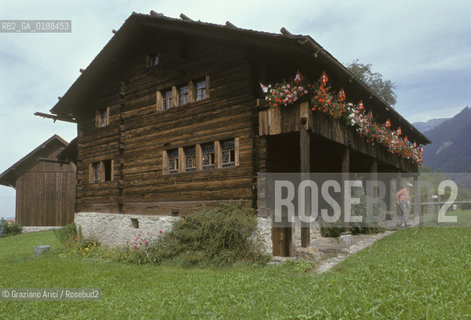 ( SVIZZERA CONFEDERAZIONE ELVETICA  ) CANTONE DI OBWALDEN  FLUELI-RAFT : CASA DI S.NICOLAO ( BRUDER KLAUS ) LA CASA IN LEGNO PIU ANTICA DELLA SVIZZERA ( 1467 )   © 1995 Graziano Arici/Rosebud2 / GEO