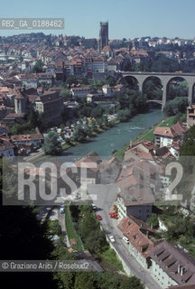 ( SVIZZERA CONFEDERAZIONE ELVETICA  ) CANTONE DI FRIBURGO  FRIBURGO : PANORAMA CON IL FIUME SARINE   © 1995 Graziano Arici/Rosebud2 / GEO