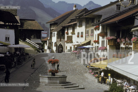 ( SVIZZERA CONFEDERAZIONE ELVETICA  ) CANTONE DI FRIBURGO  GRUYERES : LA PIAZZA   © 1995 Graziano Arici/Rosebud2 / GEO