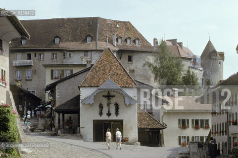 ( SVIZZERA CONFEDERAZIONE ELVETICA  ) CANTONE DI FRIBURGO  GRUYERES : LA PIAZZA E IL CASTELLO  © 1995 Graziano Arici/Rosebud2 / GEO