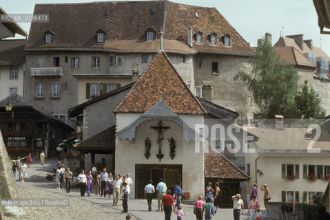 ( SVIZZERA CONFEDERAZIONE ELVETICA  ) CANTONE DI FRIBURGO  GRUYERES : LA PIAZZA E IL CASTELLO  © 1995 Graziano Arici/Rosebud2 / GEO