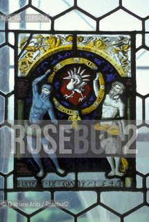 ( SVIZZERA CONFEDERAZIONE ELVETICA  ) CANTONE DI FRIBURGO  GRUYERES : UNA VETRATA DEL CASTELLO  © 1995 Graziano Arici/Rosebud2 / GEO