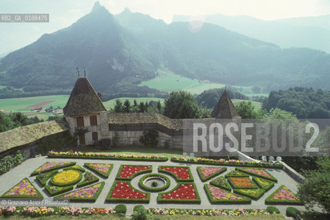 ( SVIZZERA CONFEDERAZIONE ELVETICA  ) CANTONE DI FRIBURGO  GRUYERES : GIARDINI DEL CASTELLO   © 1995 Graziano Arici/Rosebud2 / GEO