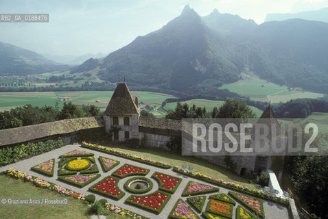 ( SVIZZERA CONFEDERAZIONE ELVETICA  ) CANTONE DI FRIBURGO  GRUYERES : I GIARDINI DEL CASTELLO   © 1995 Graziano Arici/Rosebud2 / GEO