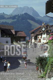 ( SVIZZERA CONFEDERAZIONE ELVETICA  ) CANTONE DI FRIBURGO  GRUYERES : LA PIAZZA   © 1995 Graziano Arici/Rosebud2 / GEO