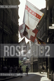 ( SVIZZERA CONFEDERAZIONE ELVETICA  ) CANTONE DI GINEVRA  GINEVRA : UNA VIA DEL CENTRO  © 1995 Graziano Arici/Rosebud2 / GEO BANDIERA