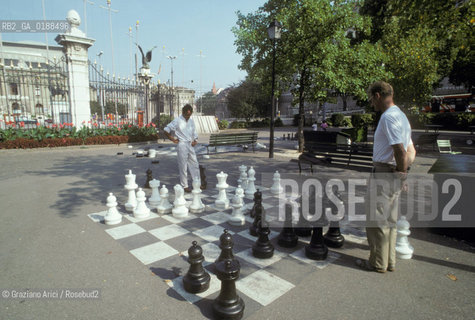 ( SVIZZERA CONFEDERAZIONE ELVETICA  ) CANTONE DI GINEVRA  GINEVRA : PARCO DEI BASTIONI GIOCO DEGLI SCACCHI  © 1995 Graziano Arici/Rosebud2 / GEO