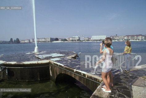 ( SVIZZERA CONFEDERAZIONE ELVETICA  ) CANTONE DI GINEVRA  GINEVRA : IL LAGO E IL JET DEAU   © 1995 Graziano Arici/Rosebud2 / GEO FONTANA