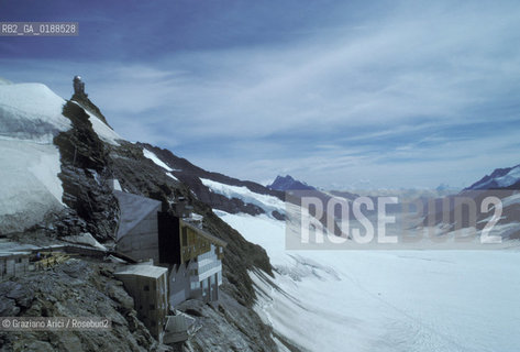 ( SVIZZERA CONFEDERAZIONE ELVETICA  ) CANTONE DI BERNA  RIFUGIO E GHIACCIAIO DEL JUNGFRAUJOCH   © 1995 Graziano Arici/Rosebud2 / GEO NEVE MONTAGNA