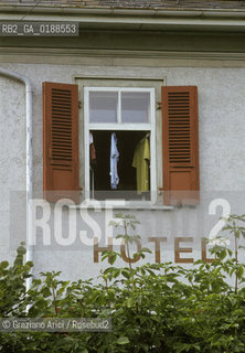 ( SVIZZERA CONFEDERAZIONE ELVETICA  ) CANTONE DI BERNA  INTERLAKEN : FINESTRA DHOTEL   © 1995 Graziano Arici/Rosebud2 / GEO