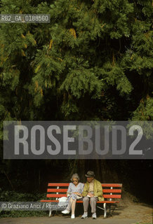 ( SVIZZERA CONFEDERAZIONE ELVETICA  ) CANTONE DI BERNA  INTERLAKEN : IL PARCO DEL KURSAAL   © 1995 Graziano Arici/Rosebud2 / GEO VECCHIO