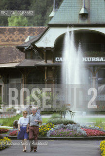 ( SVIZZERA CONFEDERAZIONE ELVETICA  ) CANTONE DI BERNA  INTERLAKEN : IL PARCO DEL KURSAAL   © 1995 Graziano Arici/Rosebud2 / GEO