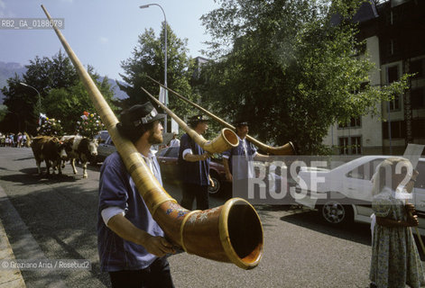 ( SVIZZERA CONFEDERAZIONE ELVETICA  ) CANTONE DI VAUD  VILLAGGIO DI LES AVANTS :FESTA DI PAESE E CORNI ALPINI   © 1995 Graziano Arici/Rosebud2 / GEO