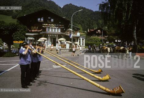 ( SVIZZERA CONFEDERAZIONE ELVETICA  ) CANTONE DI VAUD  VILLAGGIO DI LES AVANTS :FESTA DI PAESE E CORNI ALPINI   © 1995 Graziano Arici/Rosebud2 / GEO