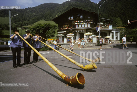 ( SVIZZERA CONFEDERAZIONE ELVETICA  ) CANTONE DI VAUD  VILLAGGIO DI LES AVANTS :FESTA DI PAESE E CORNI ALPINI   © 1995 Graziano Arici/Rosebud2 / GEO