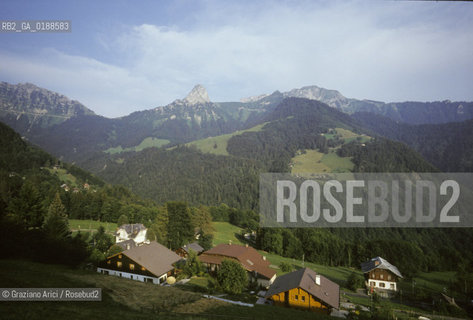 ( SVIZZERA CONFEDERAZIONE ELVETICA  ) CANTONE DI VAUD  VILLAGGIO DI LES AVANTS : PANORAMA   © 1995 Graziano Arici/Rosebud2 / GEO