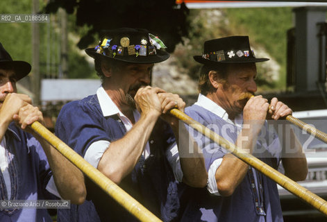 ( SVIZZERA CONFEDERAZIONE ELVETICA  ) CANTONE DI VAUD  VILLAGGIO DI LES AVANTS :FESTA DI PAESE E CORNI ALPINI   © 1995 Graziano Arici/Rosebud2 / GEO