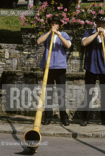 ( SVIZZERA CONFEDERAZIONE ELVETICA  ) CANTONE DI VAUD  VILLAGGIO DI LES AVANTS :FESTA DI PAESE E CORNI ALPINI   © 1995 Graziano Arici/Rosebud2 / GEO