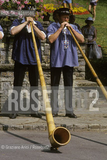 ( SVIZZERA CONFEDERAZIONE ELVETICA  ) CANTONE DI VAUD  VILLAGGIO DI LES AVANTS :FESTA DI PAESE E CORNI ALPINI   © 1995 Graziano Arici/Rosebud2 / GEO