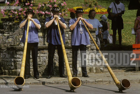 ( SVIZZERA CONFEDERAZIONE ELVETICA  ) CANTONE DI VAUD  VILLAGGIO DI LES AVANTS :FESTA DI PAESE E CORNI ALPINI   © 1995 Graziano Arici/Rosebud2 / GEO