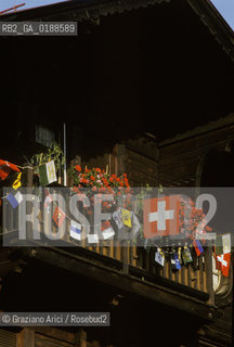 ( SVIZZERA CONFEDERAZIONE ELVETICA  ) CANTONE DI VAUD  VILLAGGIO DI LES AVANTS : CASA IN LEGNO E BANDIERA   © 1995 Graziano Arici/Rosebud2 / GEO