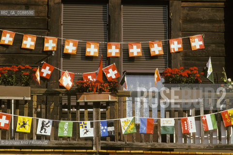 ( SVIZZERA CONFEDERAZIONE ELVETICA  ) CANTONE DI VAUD  VILLAGGIO DI LES AVANTS : CASA IN LEGNO E BANDIERA   © 1995 Graziano Arici/Rosebud2 / GEO