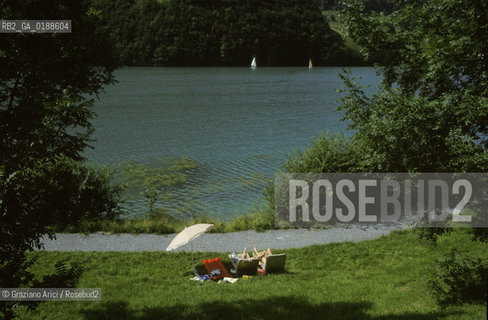 ( SVIZZERA CONFEDERAZIONE ELVETICA  ) CANTONE DI OBERWALDEN : IL LAGO DI LUNGERN  © 1995 Graziano Arici/Rosebud2 / GEO