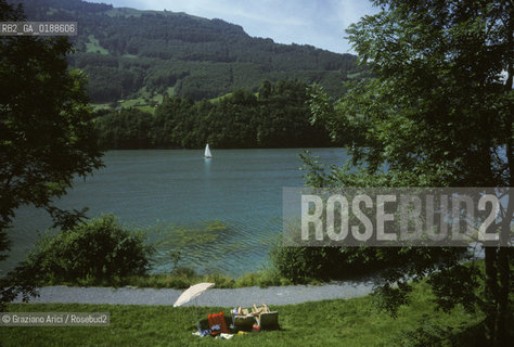 ( SVIZZERA CONFEDERAZIONE ELVETICA  ) CANTONE DI OBERWALDEN : IL LAGO DI LUNGERN  © 1995 Graziano Arici/Rosebud2 / GEO