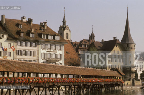 ( SVIZZERA CONFEDERAZIONE ELVETICA  ) CANTONE DI LUCERNA LUCERNA : IL KAPELLBRUCKE   © 1995 Graziano Arici/Rosebud2 / GEO